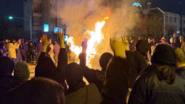 اٹلی، پولینڈ، سپین اور بھارت کی اپنے شہریوں کو ایران چھوڑنے کی ہدایت