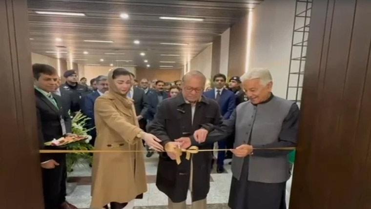 نواز شریف، خواجہ آصف اور مریم نواز نے سٹیٹ لاؤنج علامہ اقبال انٹرنیشنل ایئرپورٹ کا افتتاح کردیا