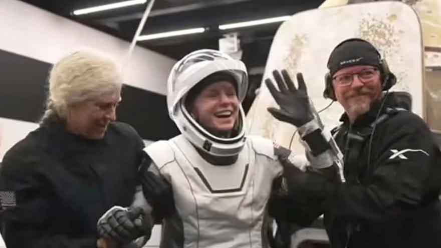 Ailing astronaut returns to Earth early in NASA's first medical evacuation