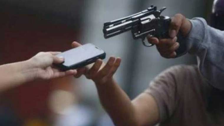 موٹر سائیکل سواروں کی راہ گیر سے ڈکیتی، آنکھ، ناک اور منہ میں ایلفی ڈال دی