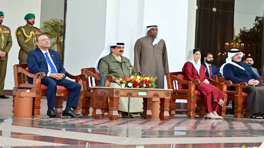 Bahrain's King hosts luncheon for President Zardari