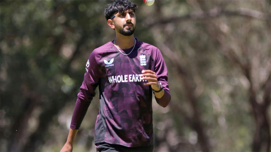 England off-spinner Bashir signs for Derbyshire after Ashes exile