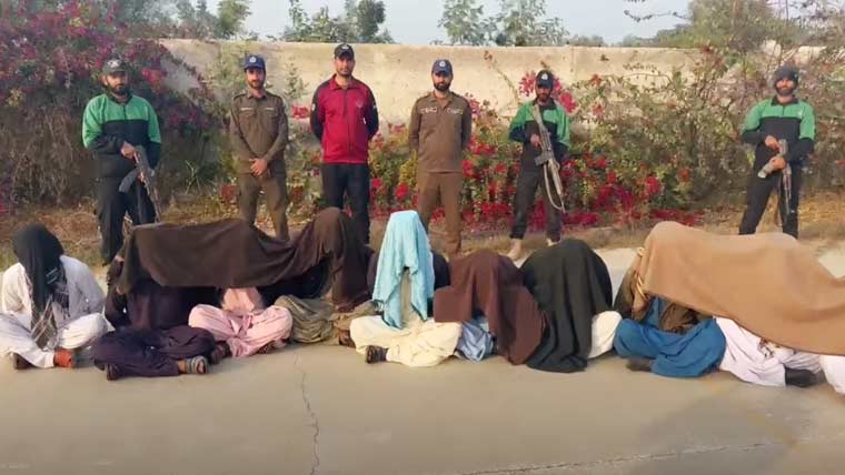 کچے میں ٹارگٹڈ آپریشن، سیکھانی اور کوش گینگ کے 10 ڈاکوؤں نے سرنڈر کر دیا
