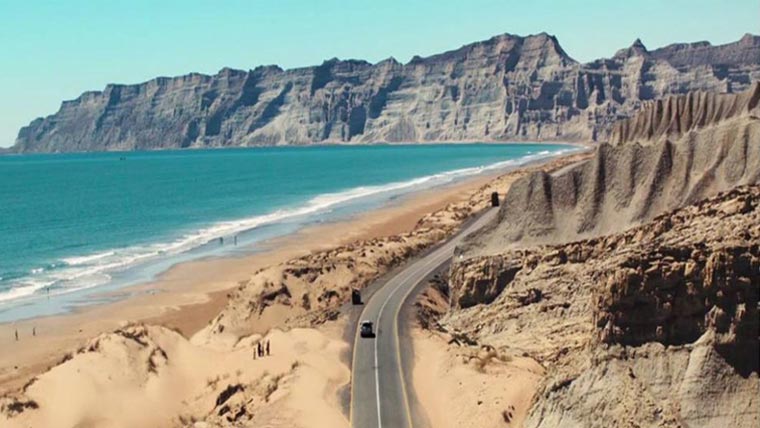 گوادر: کوسٹل ہائی وے پر بس الٹ گئی، 9 مسافر جاں بحق، 30 زخمی