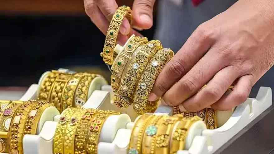 Gold prices see slight drop in Pakistan