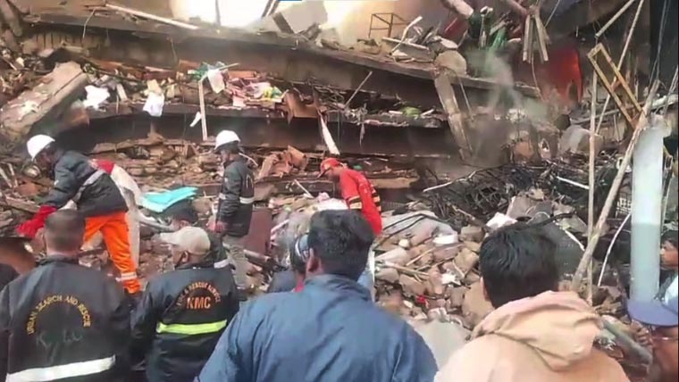 کراچی: گل پلازہ میں آتشزدگی سے فائر فائٹر سمیت 6 افراد جاں بحق، عمارت میں دراڑیں، ایک حصہ منہدم