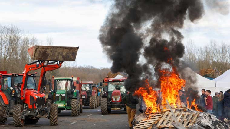 جرمنی، فرانس میں کسانوں کا احتجاج زور پکڑ گیا: یورپی یونین کے جھنڈے نذر آتش