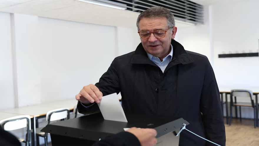 Portugal votes in tight presidential race with far right poised to reach runoff