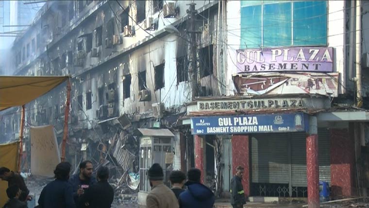 کراچی: گل پلازہ کی آگ پر 33 گھنٹوں بعد قابو پا لیا گیا، کولنگ شروع، 11 افراد جاں بحق، 60 سے زائد لاپتہ