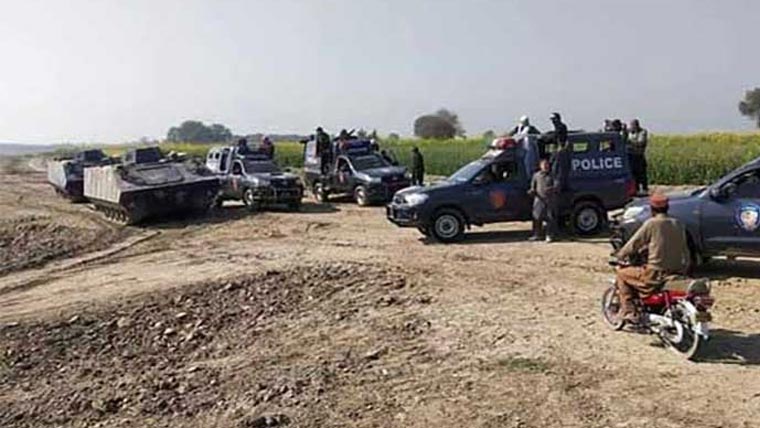 کچے میں سندھ اور پنجاب پولیس کے گرینڈ آپریشن، 44 ڈاکوؤں نے سرنڈر کردیا