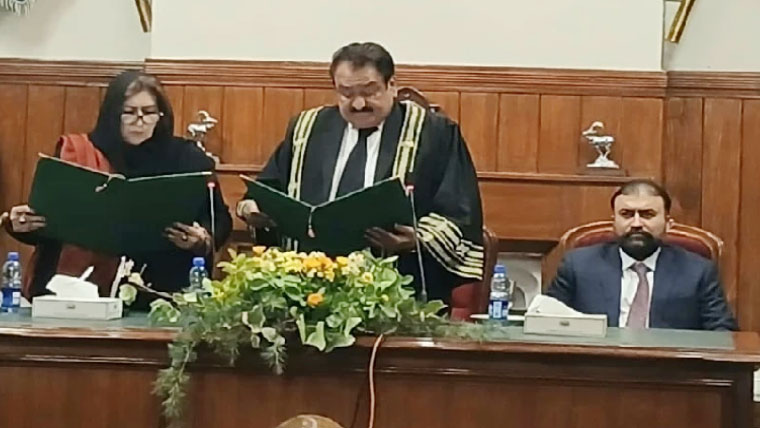 ڈپٹی سپیکر غزالہ گولہ نے بطور قائم مقام گورنر بلوچستان حلف اٹھا لیا