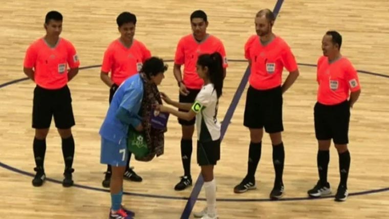 ساف ویمنز فسٹال چیمپئن شپ: پاکستان اور بھارت کی کپتانوں نے کھیل میں سیاست رد کردی