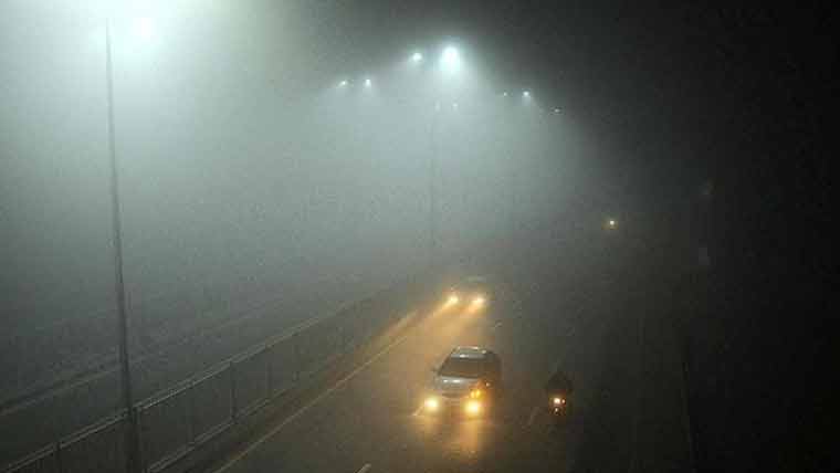  پنجاب میں دھند کا راج برقرار:موٹرویز مختلف مقامات پر ٹریفک کےلیے بند