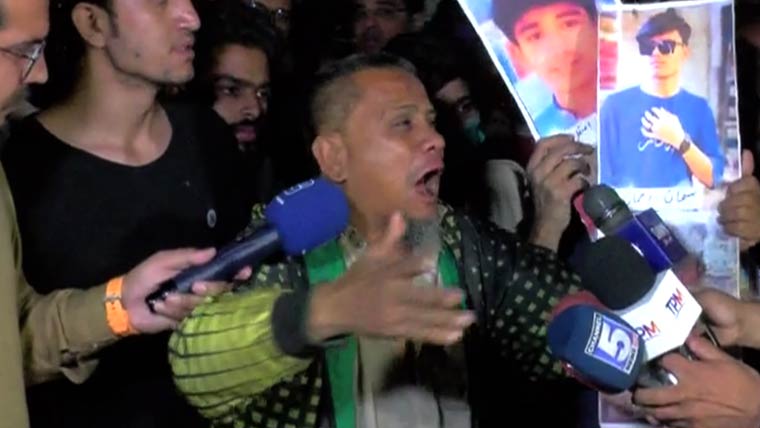 کراچی آتشزدگی: درجنوں خاندانوں پر قیامت، پیاروں کو ڈھونڈنے کیلئے شدید کرب میں مبتلا