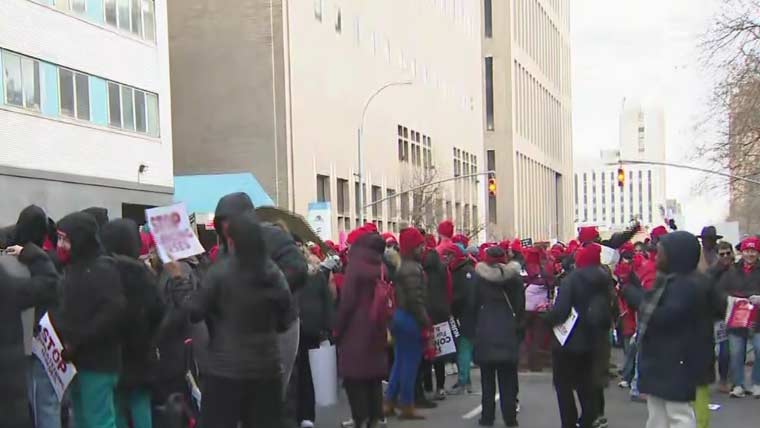 نیو یارک سٹی میں نرسز کی سب سے بڑی ہڑتال دوسرے ہفتے بھی جاری