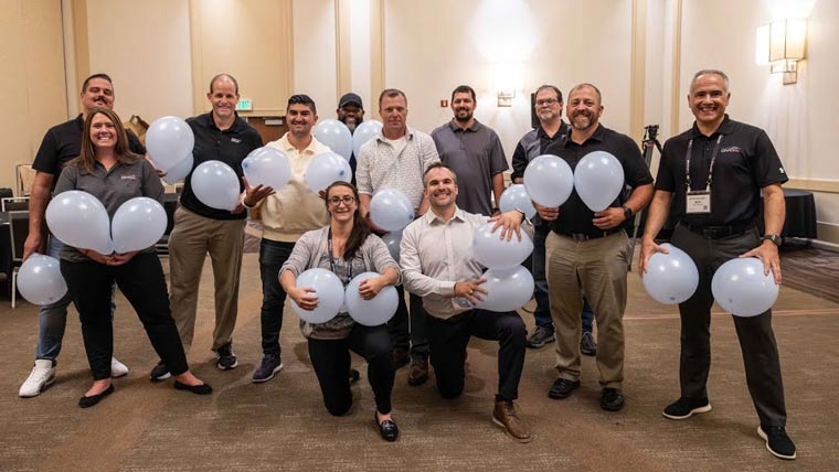 ڈیوڈ رش نے ایک منٹ میں سب سے زیادہ غبارے اڑانے کا ریکارڈ قائم کر دیا