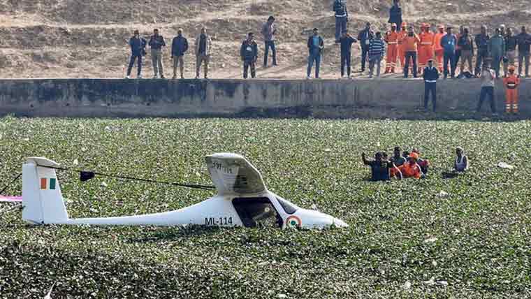 بھارتی فضائیہ کا طیارہ تربیتی پرواز کے دوران تالاب میں گرگیا