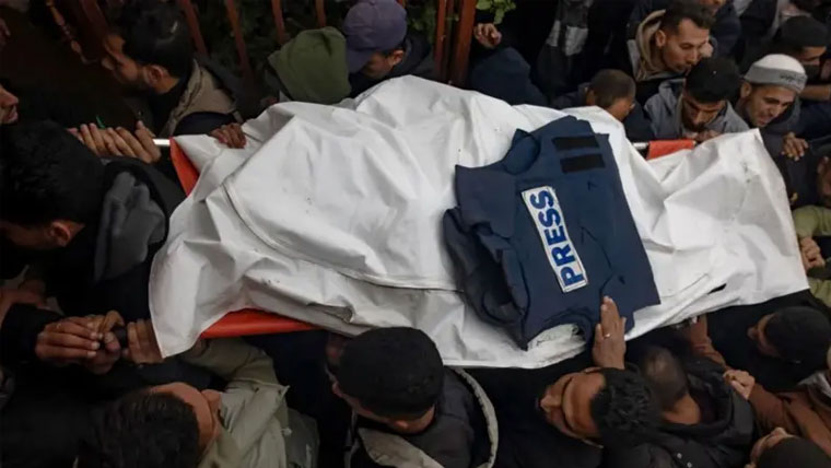 اسرائیلی فوج کے غزہ میں حملے، 3 فلسطینی صحافیوں سمیت 8 افراد شہید
