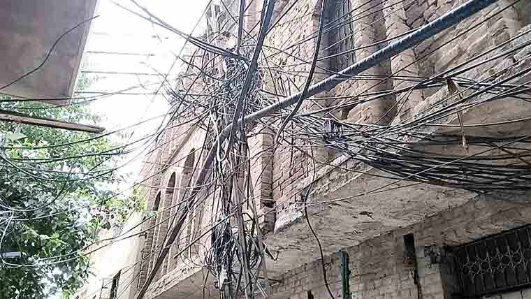 لاہور میں لٹکتے تاروں کے نقصانات سے بچنے کے لیے کمیٹی قائم