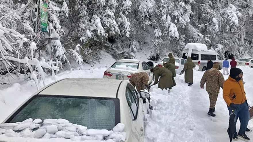 Murree closes to tourists ahead of heavy snowfall