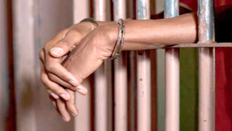 ساہیوال میں پولیس مقابلہ: ناکہ لگا کر وارداتیں کرنیوالا ملزم زخمی حالت میں گرفتار، 2 فرار