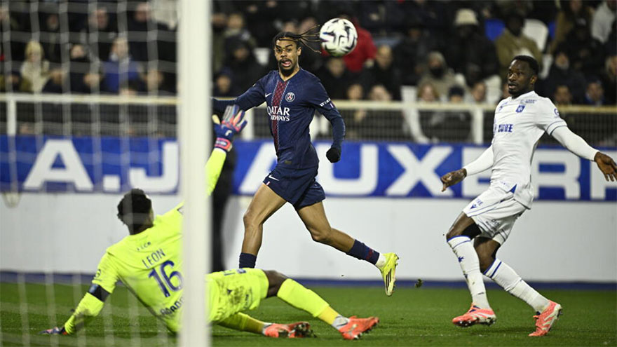 Barcola's winner sends PSG top despite lack of 'confidence'