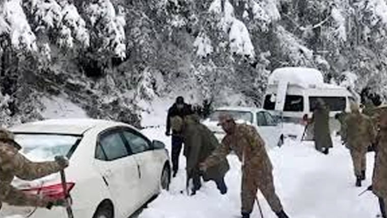 شدید برف باری کے دوران ضلع کرم میں پاک فوج کی فوری ریلیف کارروائیاں