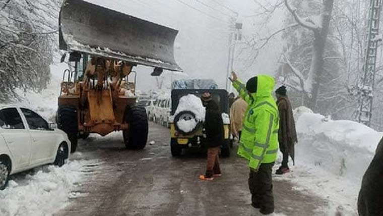 این ایچ اے شدید برفباری میں شاہراہیں بحال رکھنے میں کامیاب