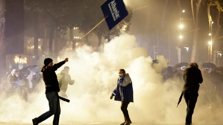 البانیا کے نائب وزیراعظم پر کرپشن کے الزام میں فرد جرم عائد، عوام کا شدید احتجاج