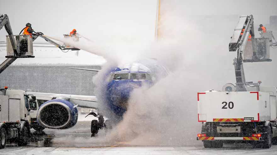 US storm leaves 160,000 without power, forces thousands of flight cancellations