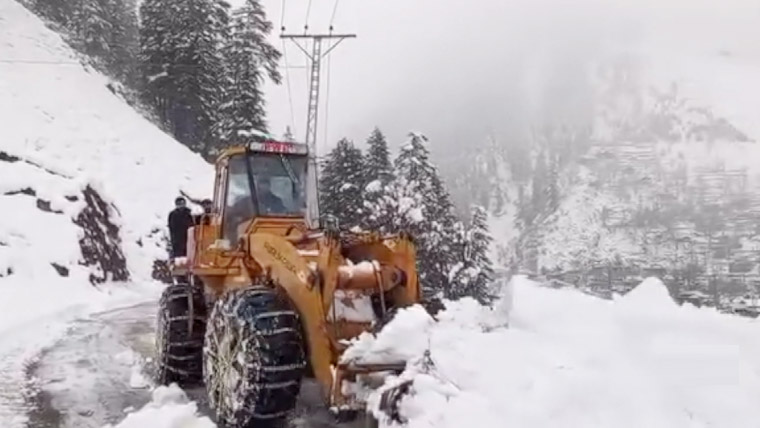 آزاد جموں و کشمیر کے بالائی علاقوں کی سڑکیں 3 روز بعد بھی دستور بند