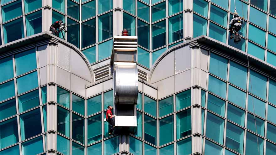 US climber scales Taiwan's tallest building Taipei 101 without ropes