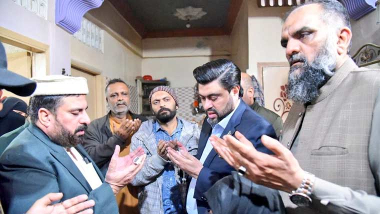 گورنر سندھ کی گل پلازہ میں شہید دکاندار آفتاب کے گھر آمد، لواحقین کو ہر ممکن مدد کی یقین دہانی