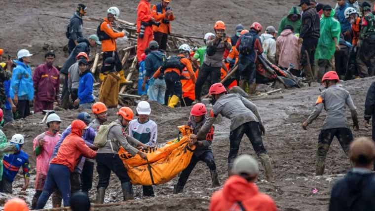 انڈونیشیا لینڈ سلائیڈنگ سے ہلاکتیں 16 ہوگئیں، 23 فوجیوں سمیت 80 افراد لاپتہ