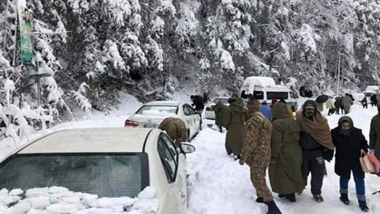 ضلع اورکزئی اور کرم میں شدید برفباری، پاک فوج کی امدادی کارروائیاں شروع