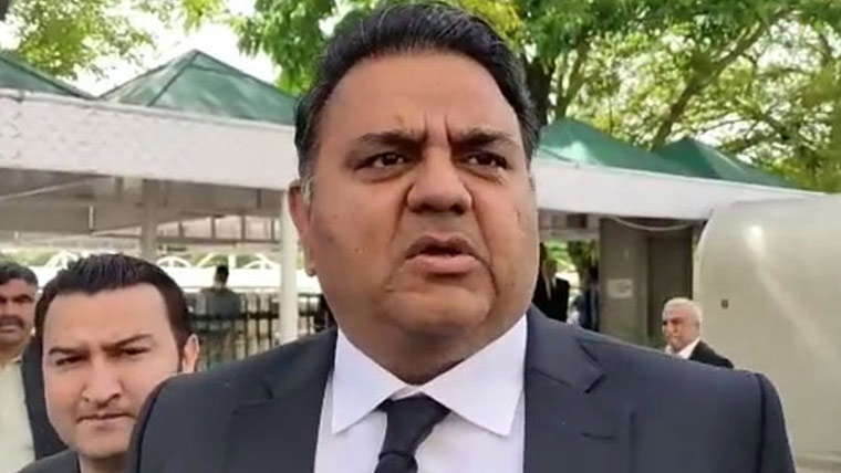 سابق وفاقی وزیر فواد چوہدری کے وارنٹ گرفتاری جاری