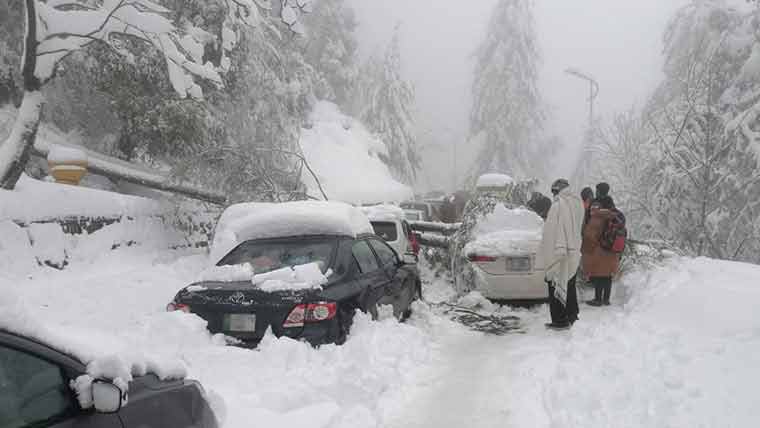 ایبٹ آباد میں 5 روز گزرنے کے بعد بھی رابطہ سڑکیں بحال نہ ہو سکیں