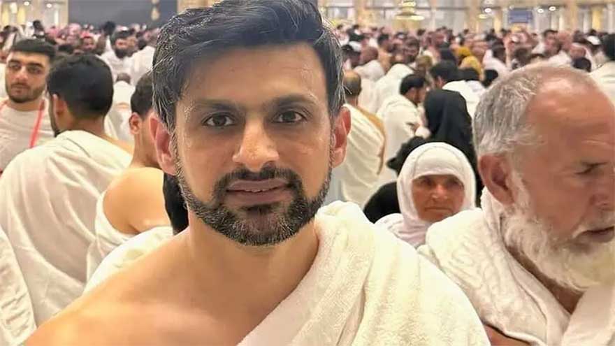Shoaib Malik performs Umrah after PSL retirement