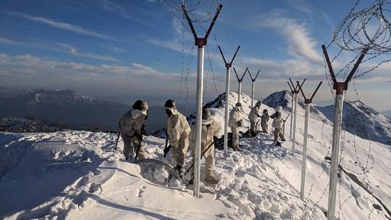 پاک افغان سرحد شدید برف باری کی زد میں آ گئی، فوج اور ایف سی الرٹ