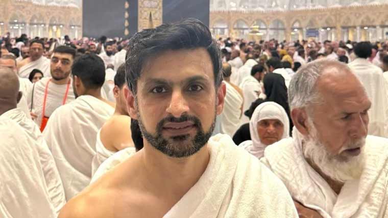 شعیب ملک نے عمرے کی سعادت حاصل کرلی، تصویر سوشل میڈیا پر وائرل