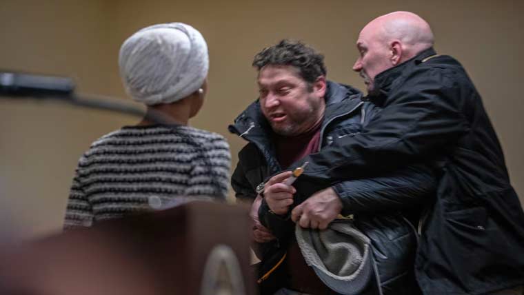 امریکی رکن کانگریس الہان عمر پر سفید فام شخص نے سپرے کر دیا، ملزم گرفتار