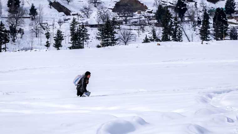وادیاں، پہاڑ، درخت سب برفباری سے سفید، بالائی علاقوں میں ہر شے جم گئی