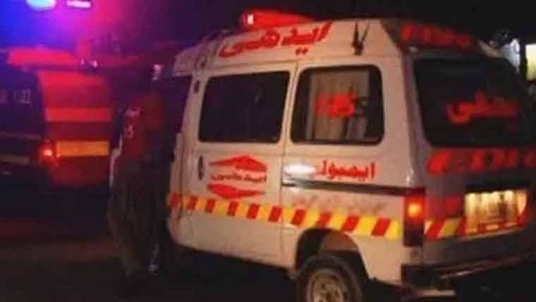 کراچی: نامعلوم تیز رفتار گاڑی کی ٹکر سے 2 راہگیر جاں بحق