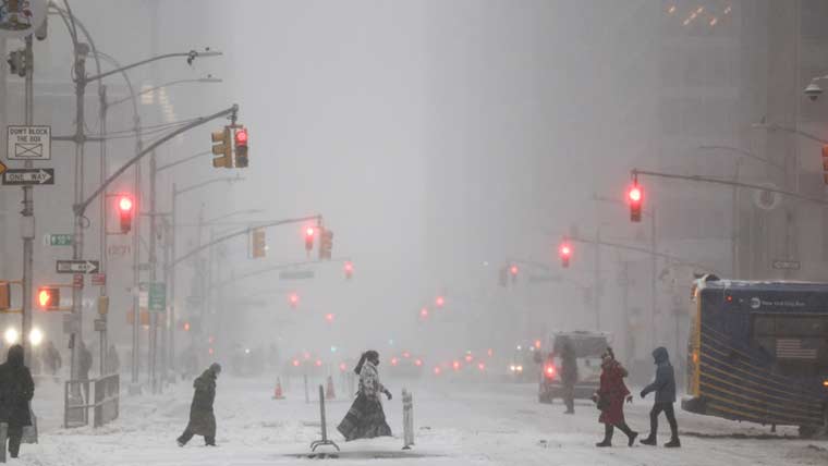 امریکا میں شدید برفباری، 65 افراد ہلاک، ہزاروں پروازیں منسوخ