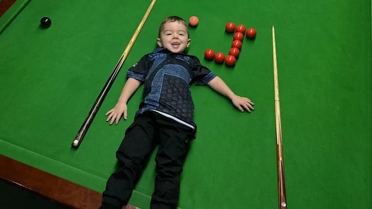 برطانیہ کی 2 سالہ جوڈی اوئنز کا سنوکر میں دو گنیز ورلڈ ریکارڈز قائم