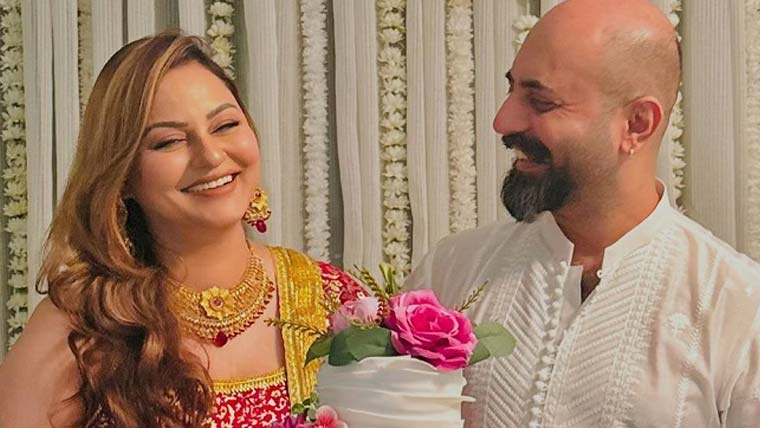 اداکارہ جویریہ عباسی کا شوہر کے ساتھ فوٹو شوٹ،  صارفین کی کڑی تنقید