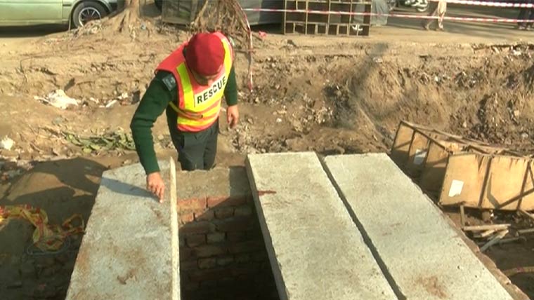 ماں بیٹی گرنے پر داتا دربار منصوبے کی پوری ٹیم معطل، ٹیپا ذمہ دار قرار