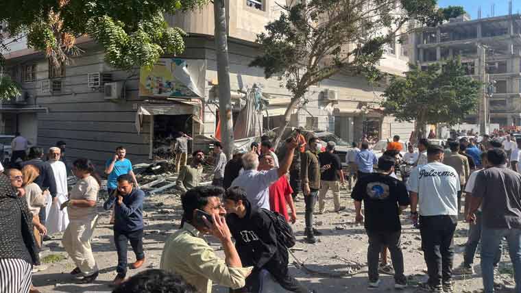 ایران کی بندرگار بندر عباس کی 8منزلہ عمارت میں دھماکہ، کئی گاڑیاں، دکانیں متاثر