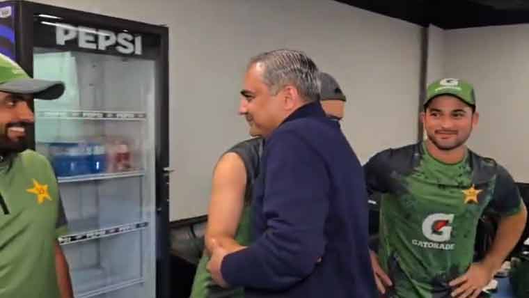 محسن نقوی کی کھلاڑی سے ملاقات: ٹی 20سیریز جتینے پر مبارکباد دی