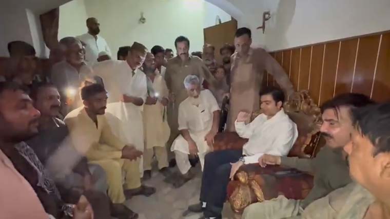 مشیر وزیراعلیٰ پنجاب ذیشان ملک سانحہ کاہنہ میں جاں بحق معصوم بچوں کے گھر پہنچ گئے